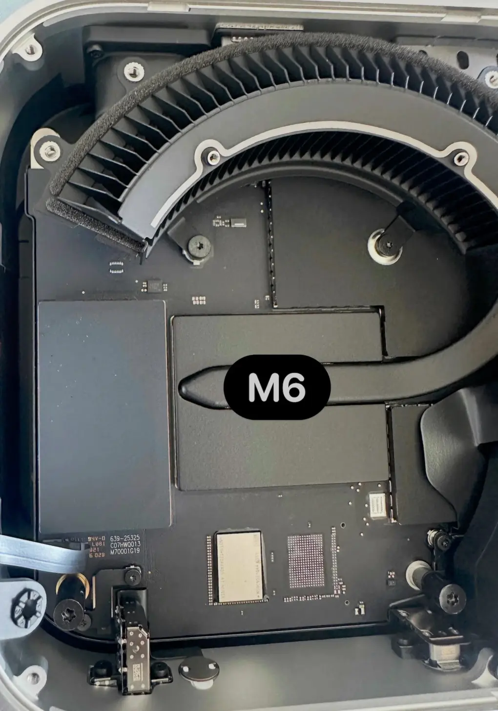 Soldered NAND storage chips on the M5 Pro and M6 Mac mini.