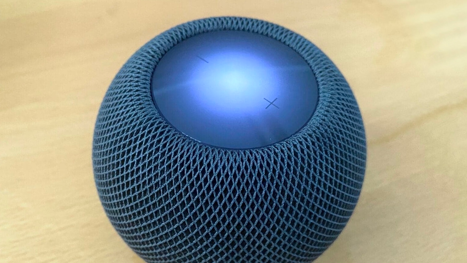 HomePod mini_glow_01b A picture of a HomePod used in a story about HomePod getting Sound Glow feature.
