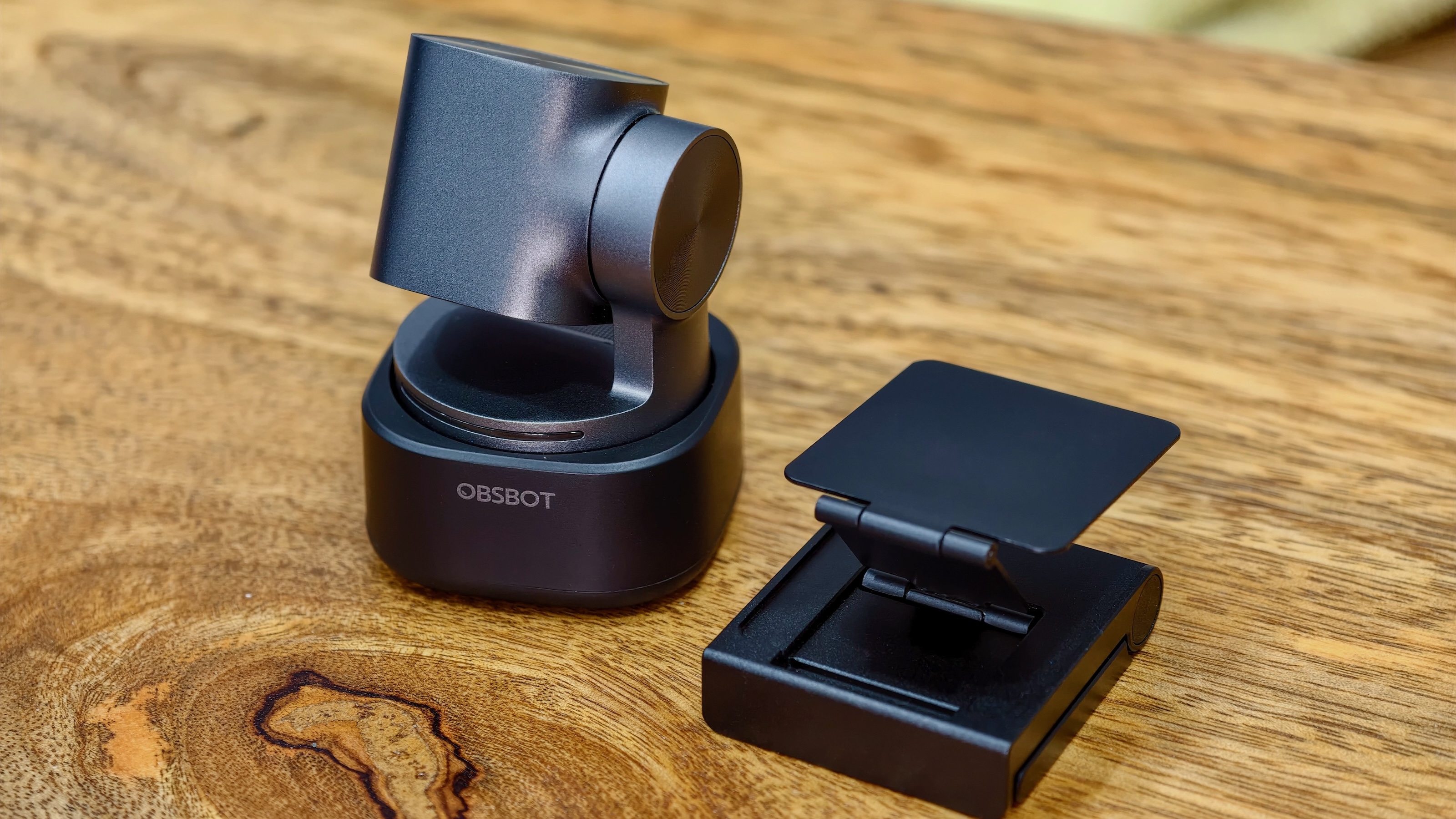 Obsbot tiny 3 with mount Obsbot Tiny 3 with its magnetic mount.